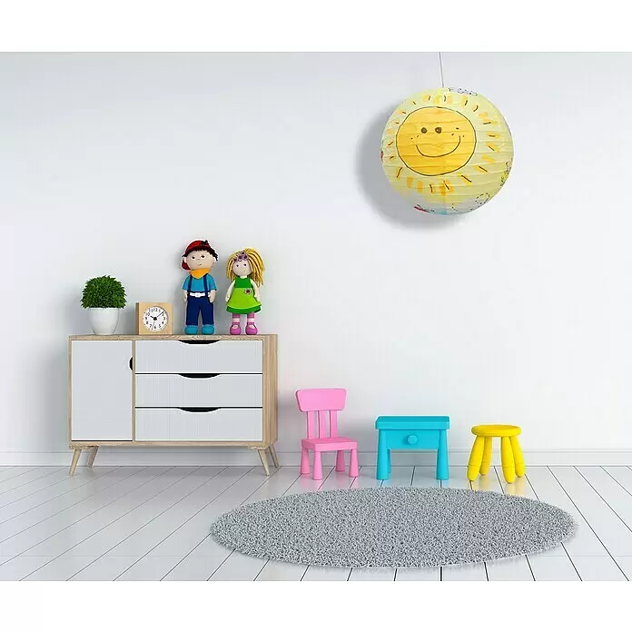 Niermann Pendelleuchte rund Fröhliche Sonne - Gelb - Ein lebhaftes Kinderzimmer mit einer Holzkommode, Puppen, einer Pflanze, bunten Plastikstühlen, einem runden grauen Teppich und einer gelben Sonnenlaterne.