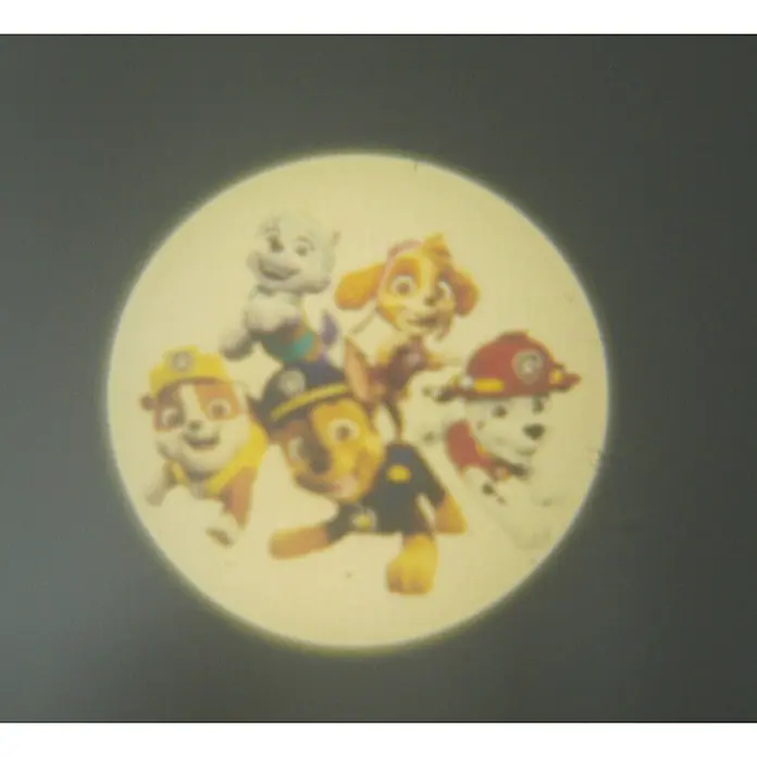 Niermann LED-Nachtlicht Paw Patrol - 3-fach, Netzstecker, Rot/Blau, L x B x H: 100 x 90 x 100 mm - Nahaufnahme der Paw Patrol Charaktere auf einem runden, gelblichen Aufkleber, ideal für Kinder, die die Serie lieben.