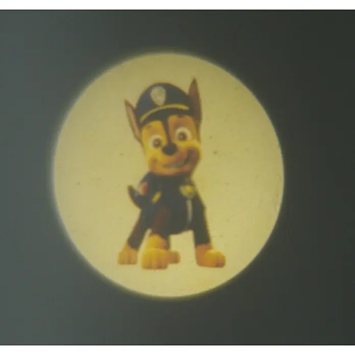 Niermann LED-Nachtlicht Paw Patrol - 3-fach, Netzstecker, Rot/Blau, L x B x H: 100 x 90 x 100 mm - Nahaufnahme von Chase aus Paw Patrol, der eine blaue Polizeiuniform und Mütze trägt, zentriert in einem gelblichen Kreis.