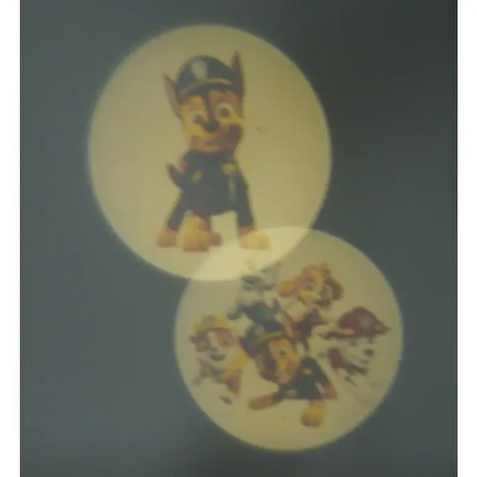 Niermann LED-Nachtlicht Paw Patrol - 3-fach, Netzstecker, Rot/Blau, L x B x H: 100 x 90 x 100 mm - Abbildung zweier runder Paw Patrol-Projektionen. Das obere Bild zeigt Chase und das untere Bild zeigt eine Gruppe von Paw Patrol-Figuren.