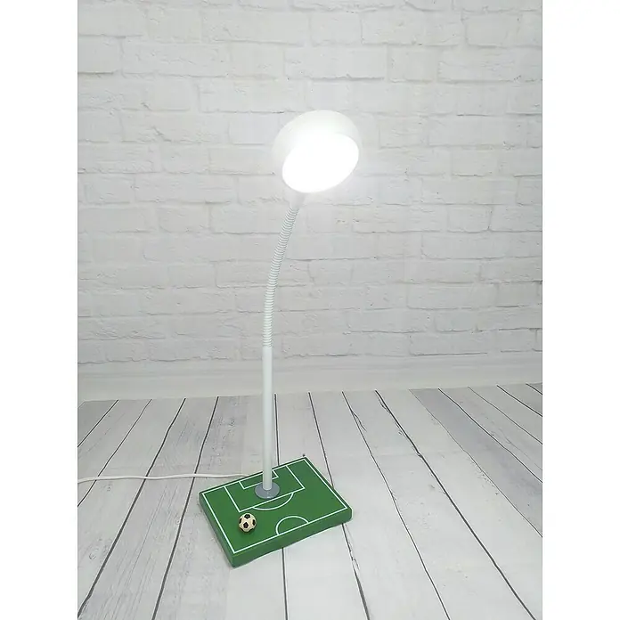Niermann Tischleuchte Fußballfeld - 9 W, GX53 - Eine Fußball-Tischlampe mit einem flexiblen Hals und einem grünen Sockel in Form eines Fußballfeldes, mit einem kleinen Fußball auf dem Feld.