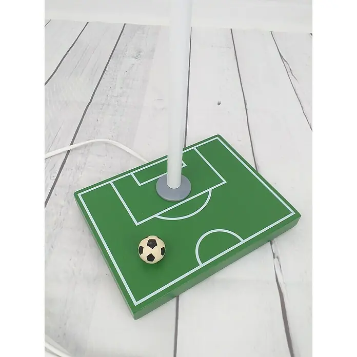 Niermann Tischleuchte Fußballfeld - 9 W, GX53 - Nahaufnahme einer Fußballplatz-Lampe mit einem kleinen Fußball im Vordergrund, die auf einem weißen Holzboden steht.