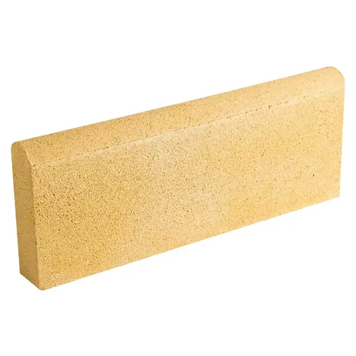 BHS Madrid Bordillo redondo - 50 x 6 x 20 cm, Crema, Hormigón - Primer plano de un bordillo color arena con un borde redondeado, ideal para proyectos de jardinería y paisajismo.