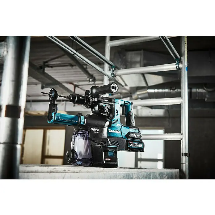 Makita XGT 40V max. Staubabsaugung DX 14 - Passend für: Makita Akku-Kombihammer HR004 - Abgebildet ist ein blauer und schwarzer Makita-Bohrhammer mit HEPA-Filter und Zusatzakku, der für schwere Bohrarbeiten konzipiert ist.
