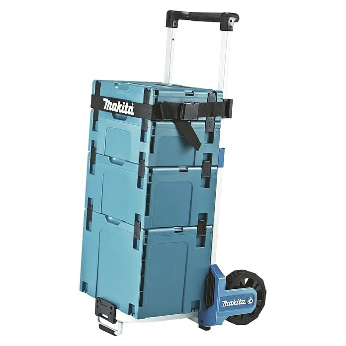 Makita Kühlbox MAKPAC Gr. 4 - 18 l - Makita Trolley mit drei blauen, aufeinander gestapelten Werkzeugkisten und einem schwarzen Spanngurt zur Sicherung des Stapels.