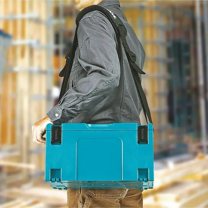 Makita Kühlbox MAKPAC Gr. 4 - 18 l - Eine Person trägt einen blauen Makita Werkzeugkoffer mit Tragegurten auf dem Rücken, ideal für den Transport von Werkzeugen.