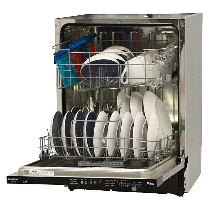 Marinelli Cucine Vormontierte Küchenzeile Giulia - Breite: 275 cm, Weiß, Mit Elektrogeräten, Dekor Arbeitsplatte: Marmoroptik, Spüle links - Offener Edelstahl-Geschirrspüler, gefüllt mit weißem und dunkelblauem Geschirr, Tassen und Besteck, bereit für einen Spülgang.