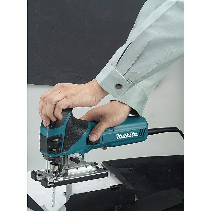 Makita Pendelhubstichsäge 4351FCTJ720 W, 800 Hübe/min - 2.800 Hübe/min Use Shot