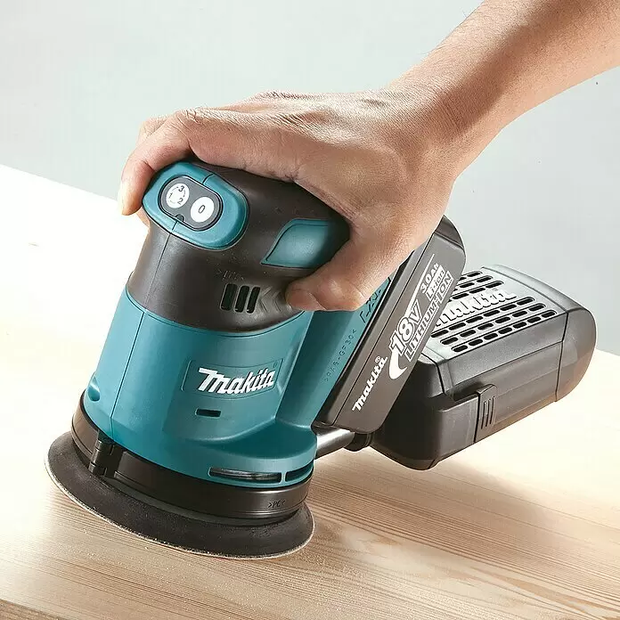 Makita LXT 18V Akku-Exzenterschleifer DBO180RTJ - 18 V, 2 Akkus, 5 Ah, Durchmesser Schleifteller: 125 mm - Anwendungsbeispiel