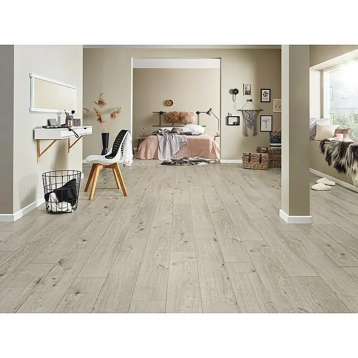 LOGOCLIC Hartvinylboden ElementPro Offshore - 1.280 x 192 x 4 mm, Landhausdiele, Offshore - Einladender Raum mit hellem Holzboden, der Wärme und Eleganz ausstrahlt, ergänzt durch stilvolle Möbel und sanftes Tageslicht für eine harmonische Atmosphäre.