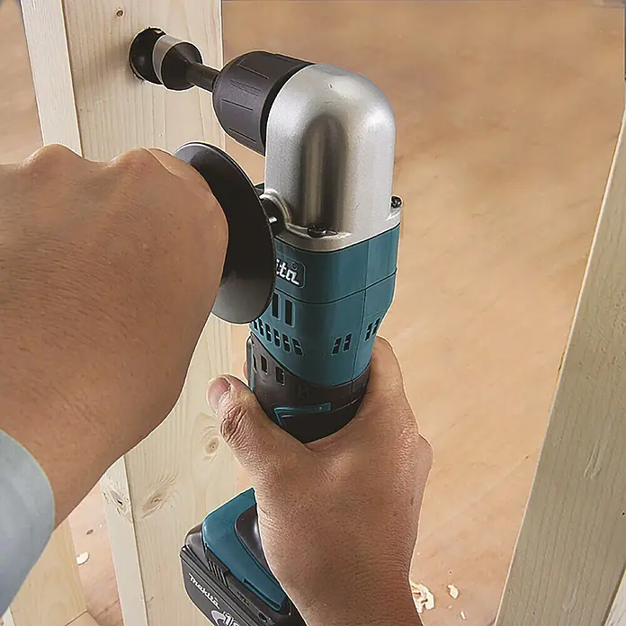 Makita LXT 18V Akku-Winkelbohrmaschine DDA351Z - 18 V, Ohne Akku - Ein Mann bohrt mit einem Makita Winkelbohrschrauber ein Loch in ein Holzbrett. Das Werkzeug ist kompakt und ideal für schwer zugängliche Stellen.