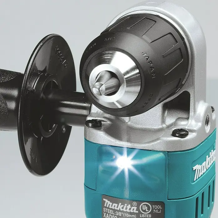 Makita LXT 18V Akku-Winkelbohrmaschine DDA351RTJ - 18 V, 2 Akkus, 5 Ah - Nahaufnahme einer Makita Winkelbohrmaschine mit LED-Beleuchtung und verstellbarem Seitengriff für präzises Arbeiten in engen Räumen.