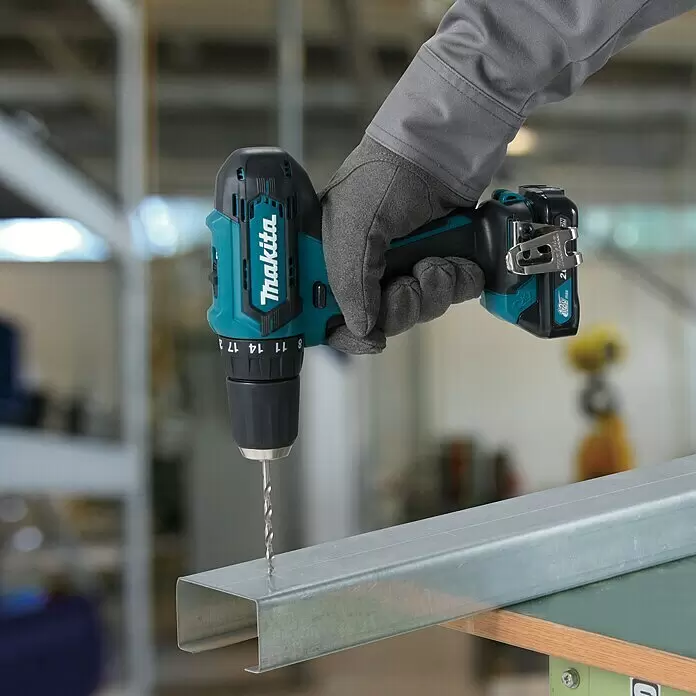 Makita CXT 12V max. Akku-Bohrschrauber DF333DSAE - 12 V, 2 Akkus, 2 Ah, 30 Nm - Anwendungsbeispiel