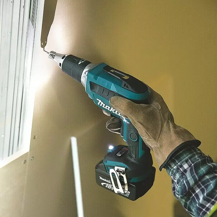 Makita LXT 18V Akku-Trockenbauschrauber DFS452RTJ + Artikelnr. 33855482 hinzufügen* - 18 V, 2 Akkus, 5 Ah, Leerlaufdrehzahl 1. Gang: 0 U/min - 4.000 U/min - Anwendungsbeispiel