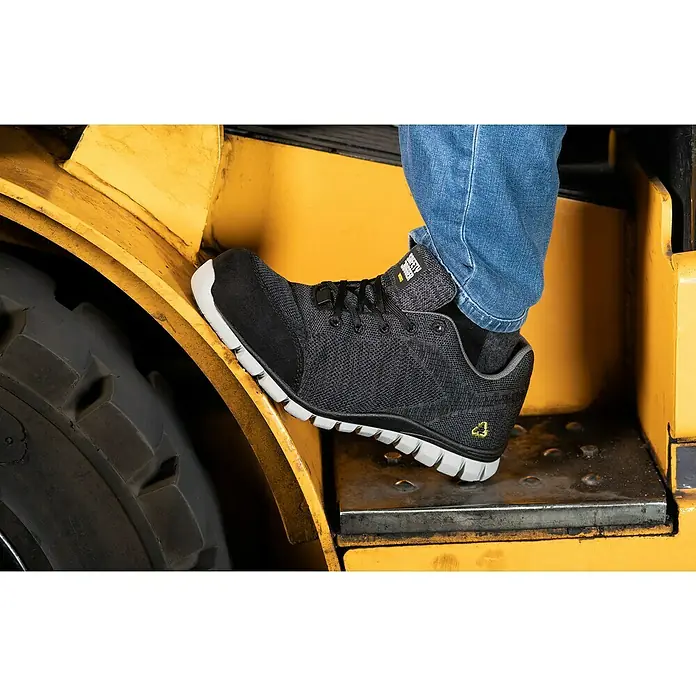 Safety Jogger Sicherheitshalbschuh Morris S1P - 45, Schutzklasse nach EN ISO 20345: S1P, Schwarz - Der Sicherheitsschuh auf dem Baufahrzeug bietet Schutz und Komfort in anspruchsvollen Arbeitsumgebungen.