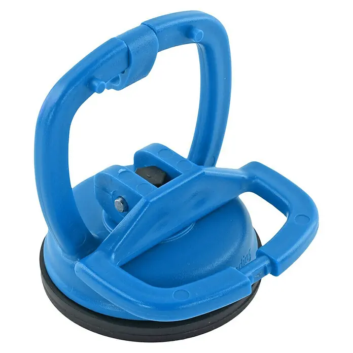iFixit Saugnapf - Durchmesser: 5,7 cm, Blau, 2 Stk. - Eine blaue Vakuumsaugheber, ein Werkzeug zum Heben von glatten, nicht porösen Materialien wie Glas oder Fliesen, ist auf einem schwarzen Hintergrund abgebildet.