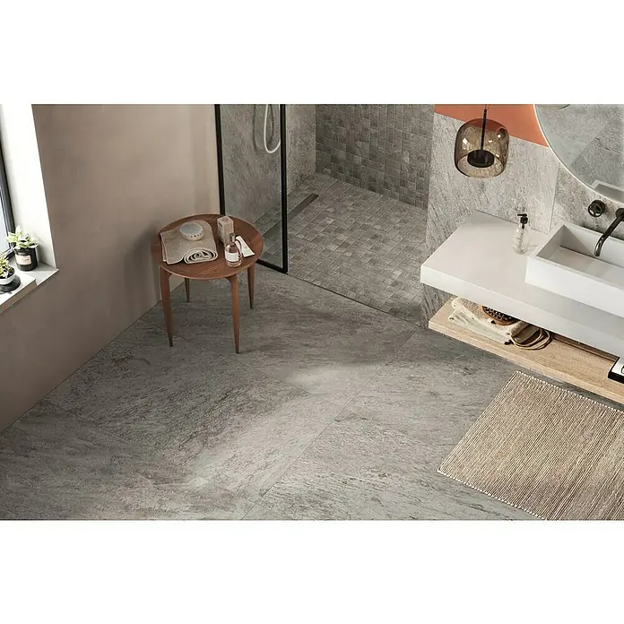 Atlas Concorde Solution Regent Feinsteinzeugfliese Silver - 60 x 120 cm, Silbergrau, Matt - Ein Badezimmer mit grauen Steinbodenfliesen, einer Holzeinrichtung und einem Waschbecken mit einem rechteckigen Waschbecken.