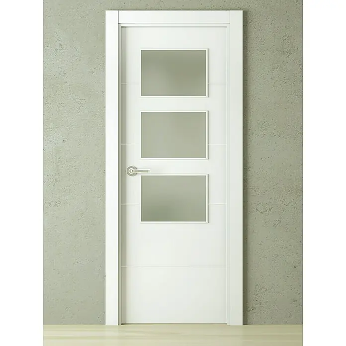 Pack puerta acristalada Recife - 72,5 x 203 cm, Derecha, Blanco - Una puerta blanca moderna con tres inserciones de vidrio rectangulares y una manija plateada contra una pared gris.