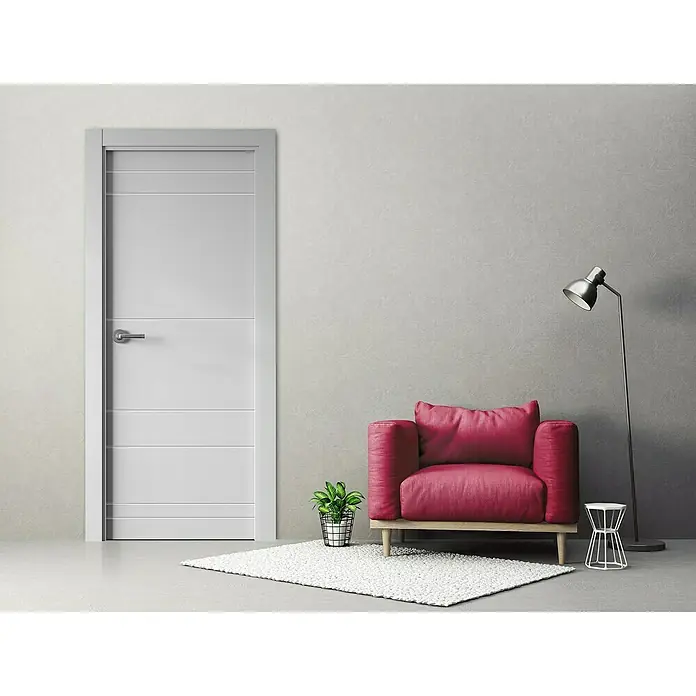 Pack puerta de interior Maracay - 82,5 x 203 cm, Derecha, Blanco - Interior elegante con una moderna puerta interior gris con líneas horizontales, complementada con un elegante sillón y una lámpara de pie.