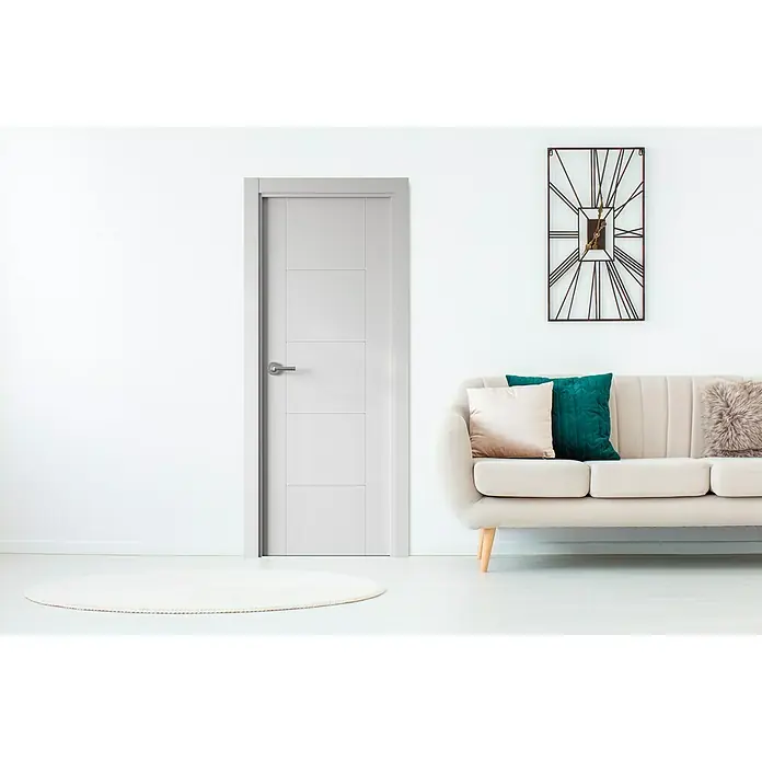 Pack puerta de interior Caracas - 72,5 x 203 cm, Derecha, Blanco - Una puerta interior blanca moderna con cuatro paneles y un tirador plateado, ideal para un interior minimalista y luminoso.
