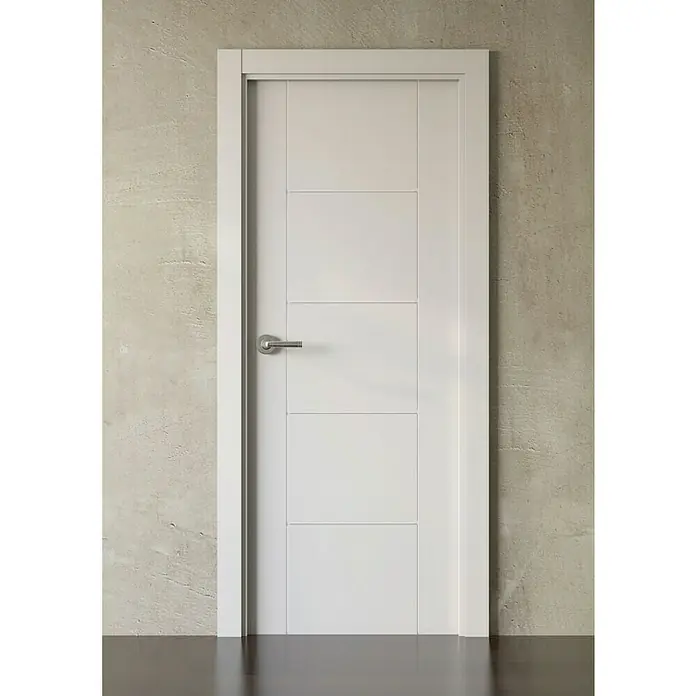 Pack puerta de interior Caracas - 72,5 x 203 cm, Derecha, Blanco - Una puerta blanca moderna con cinco paneles y una manija elegante, sobre una pared texturizada.
