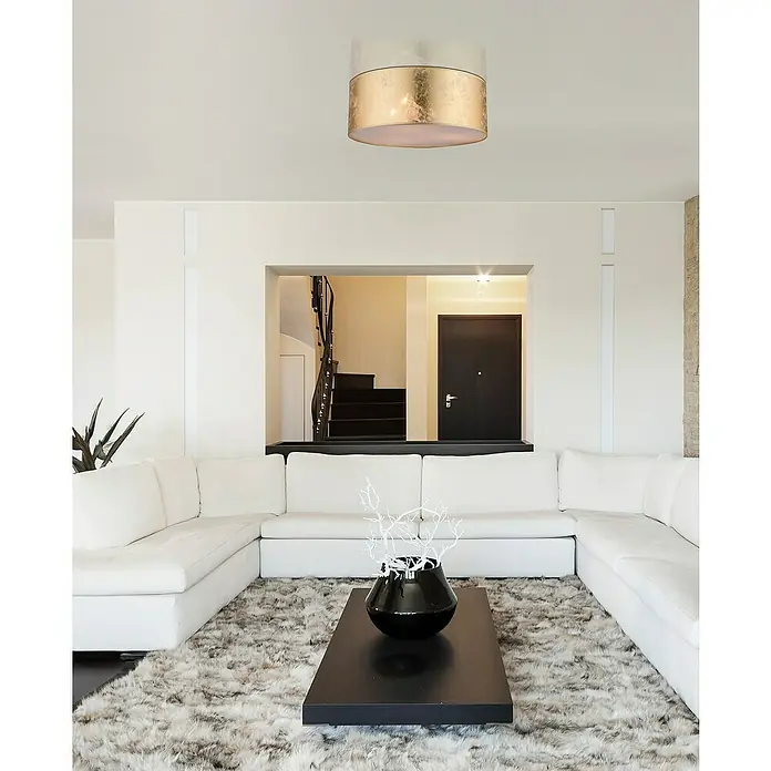 Globo Deckenleuchte rund Amy - 40 W, Ø x H: 40 x 17,5 cm, Gold, E14 - Elegante Wohnzimmeransicht mit stilvoller Deckenleuchte, die das moderne Design des Raumes unterstreicht und für warmes Licht sorgt.