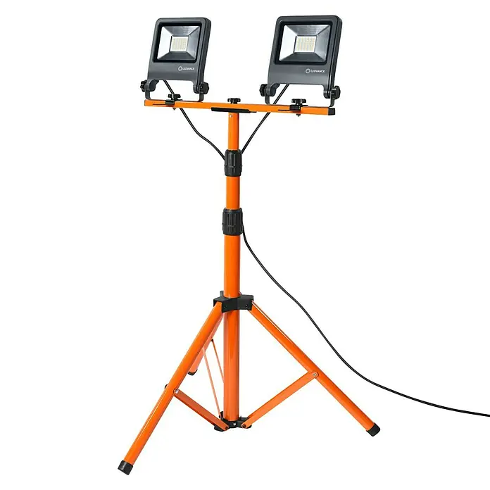 Ledvance LED-Arbeitsleuchte - 5.400 lm, Lichtfarbe: Kaltweiß, Anzahl Leuchtmittel: 2 Stk. - LEDVANCE Doppelstrahler auf einem orangefarbenen Stativ. Ideal für Baustellen und Werkstätten, bietet es eine starke und flexible Beleuchtung.