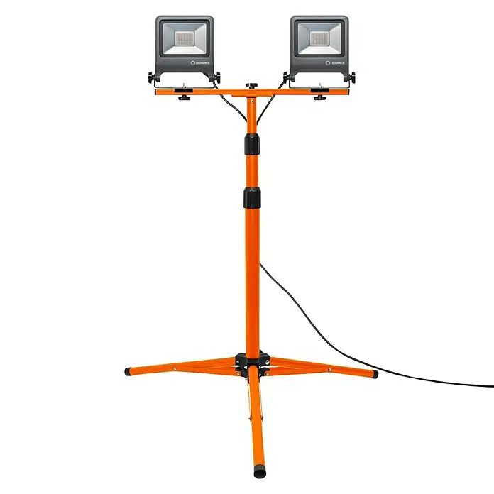 Ledvance LED-Arbeitsleuchte5.400 lm, Lichtfarbe: Kaltweiß, Anzahl Leuchtmittel: 2 Stk. - LED-Doppelstrahler auf orangefarbenem Stativ. Die beiden Strahler sind von der Marke Ledvance und spenden helles Arbeitslicht.
