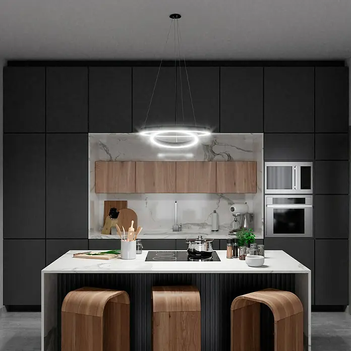 Direct Signs LED-Pendelleuchte Noble - Höhe: 150 cm, Schwarz, Durchmesser: 600 mm - Elegante Küche mit modernem Inseldesign, umgeben von dunklen Schränken und akzentuiert durch eine kreisförmige Pendelleuchte.