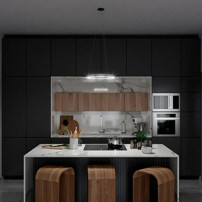 Direct Signs LED-Pendelleuchte Noble - Durchmesser: 400 mm, Weiß - Moderne Küche mit Kochinsel, Barhockern und minimalistischer Hängeleuchte, die das elegante Design betont. Schwarze Schränke und Marmoroptik sorgen für Stil.