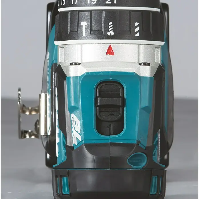 Makita LXT 18V Akku-Schlagbohrschrauber DHP484RTJ + Artikelnr. 33855482 hinzufügen* - 18 V, 2 Akkus, 54 Nm, Max. Schlagzahl: 30.000 /min - Nahaufnahme einer Makita Akku-Bohrmaschine mit Fokus auf Drehmomenteinstellung und Schalter.