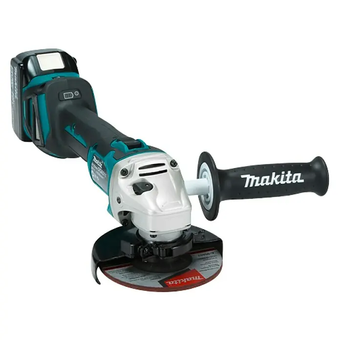 Makita LXT 18V Akku-Winkelschleifer DGA511RTJ + Artikelnr. 33855482 hinzufügen* - 2 Akkus, 5 Ah, Durchmesser Scheibe: 125 mm - Abbildung eines Makita Akku-Winkelschleifers mit einem seitlichen Griff und Akku, der für Schleifarbeiten verwendet wird.