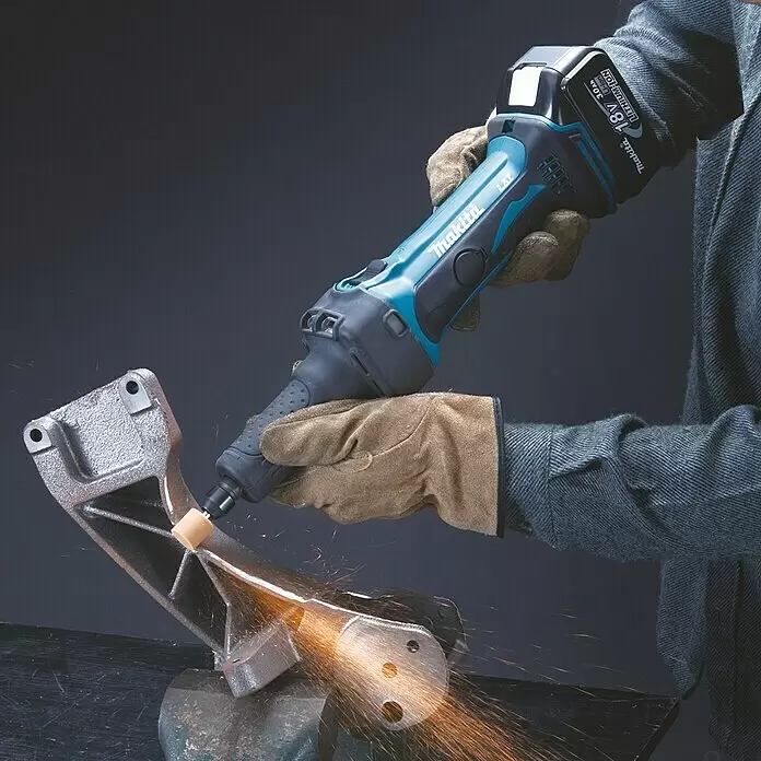 Makita LXT 18V Akku-Geradschleifer DGD800Z - 18 V, Ohne Akku, Leerlaufdrehzahl: 26.000 U/min - Eine Person mit Handschuhen verwendet einen türkisfarbenen Makita Akku-Geradschleifer zum Schleifen eines Metallteils, wobei Funken fliegen.