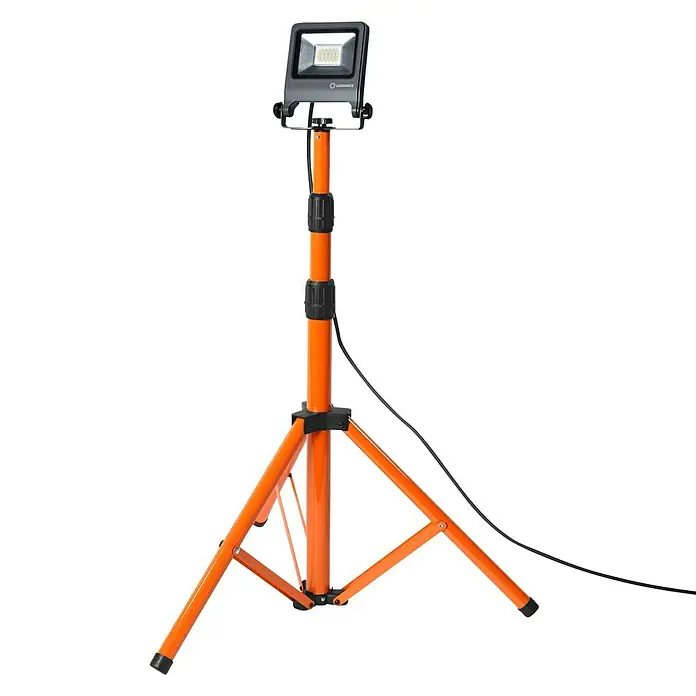 Ledvance LED-Arbeitsleuchte - 1.700 lm, Lichtfarbe: Kaltweiß, Anzahl Leuchtmittel: 1 Stk. - LED-Baustrahler auf Stativ. Der LED-Fluter ist auf einem orangefarbenen Dreibeinstativ montiert und sorgt für optimale Ausleuchtung auf der Baustelle.