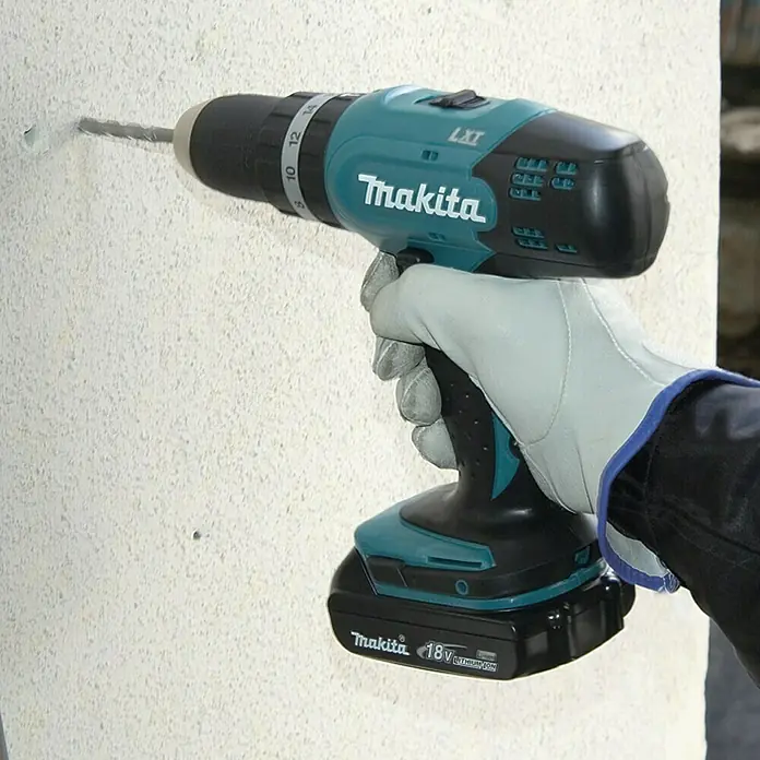 Makita LXT 18V Taladro atornillador percutor de batería DHP453RFE - 18 V, 2 baterías, 3 Ah - Taladro inalámbrico Makita LXT perforando una pared. Una herramienta indispensable para todo manitas y aficionado al bricolaje.