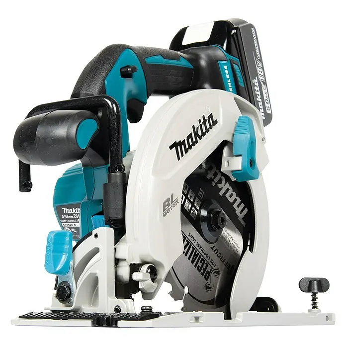 Makita LXT 18V Akku-Handkreissäge DHS680RTJ - 18 V, 2 Akkus, 5 Ah, Leerlaufdrehzahl: 5.000 U/min - Eine akkubetriebene Makita Kreissäge mit einer hellen Farbgebung, die durch türkise Akzente ergänzt wird.