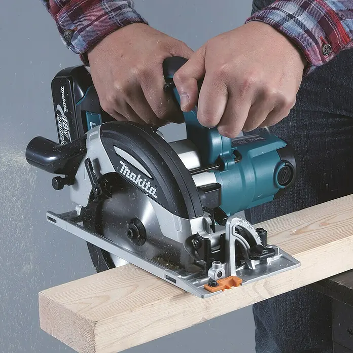Makita LXT 18V Sierra circular de batería DHS630Z - 18 V, Sin batería, Número de revoluciones de marcha en vacío: 3.100 r.p.m. - Una sierra circular inalámbrica Makita corta con precisión una tabla de madera, ideal para aficionados al bricolaje y profesionales.