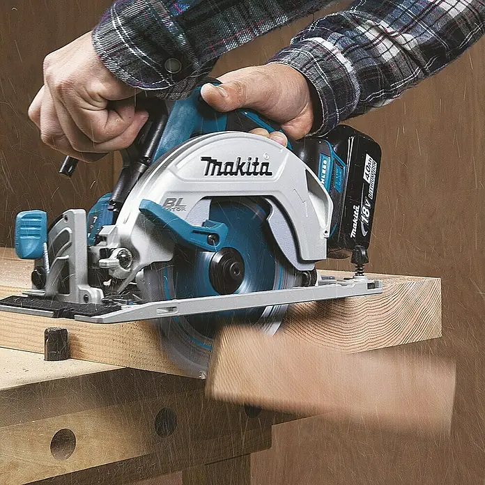 Makita LXT 18V Akku-Handkreissäge DHS680RTJ - 18 V, 2 Akkus, 5 Ah, Leerlaufdrehzahl: 5.000 U/min - Ein Makita Akku-Kreissäge im Einsatz, die präzise durch ein Holzbrett schneidet. Professionelles Werkzeug für Handwerker und Heimwerker.