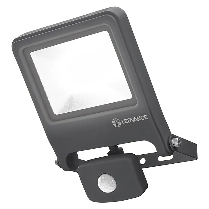 Osram LED-Sensor-Strahler - 2.700 lm, 4.000 K, L x B x H: 17 x 6,6 x 22,3 cm, IP44 - Bild einer LEDVANCE LED-Außenleuchte mit Bewegungsmelder, ideal für die Beleuchtung von Außenbereichen.