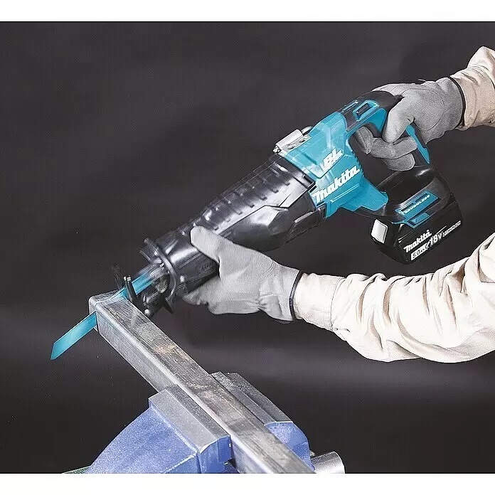 Makita LXT 18V Akku-Säbelsäge DJR187ZK - 18 V, Ohne Akku, Leerlaufhubzahl: 0 /min - 2.400 /min - Anwendungsbeispiel