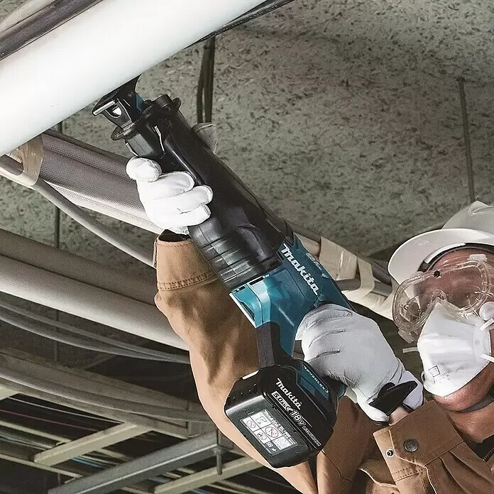 Makita LXT 18V Akku-Säbelsäge DJR187ZK - 18 V, Ohne Akku, Leerlaufhubzahl: 0 /min - 2.400 /min - Anwendungsbeispiel