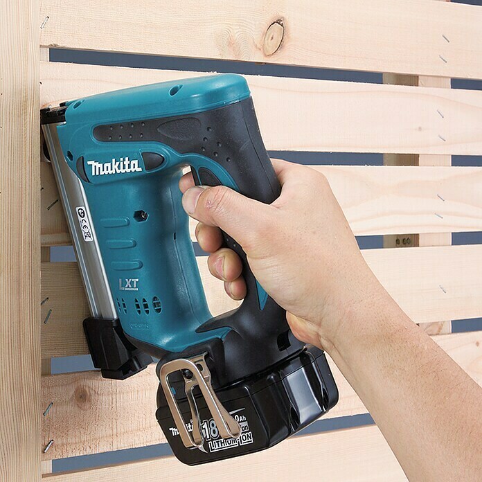 Makita Akku-Tacker DST221Z18 V, Ohne Akku Use Shot