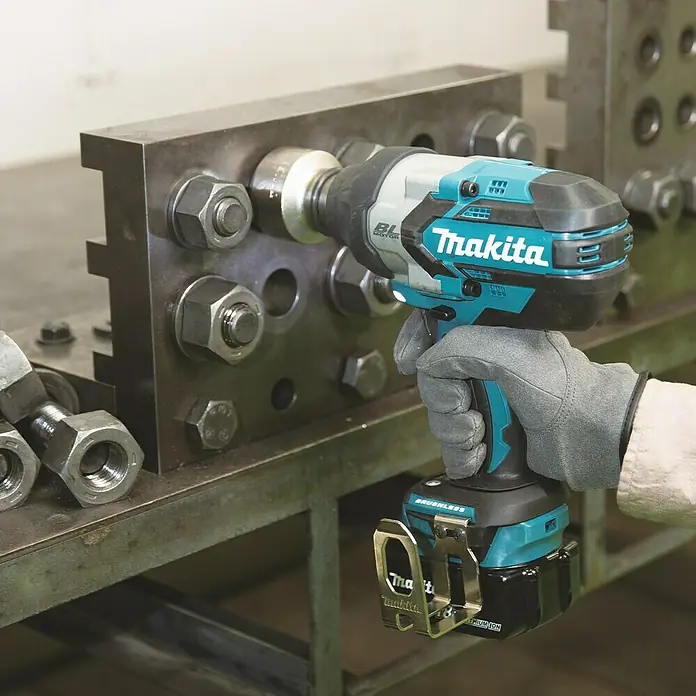 Makita LXT 18V Akku-Schlagschrauber DTW1001Z - 18 V, Ohne Akku, 1.700 Nm - Makita Akku-Schlagschrauber im Einsatz, ideal für schwere Schraubarbeiten. Kompaktes, kraftvolles Werkzeug für den professionellen Einsatz.