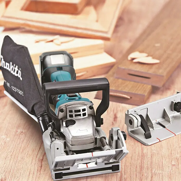 Makita LXT 18V Engalletadora de batería DPJ180Z - 18 V, Sin batería, Profundidad de corte: 20 mm - Fresadora de ensamblar inalámbrica Makita, ideal para trabajos de carpintería de precisión. La herramienta permite uniones limpias y resultados profesionales.