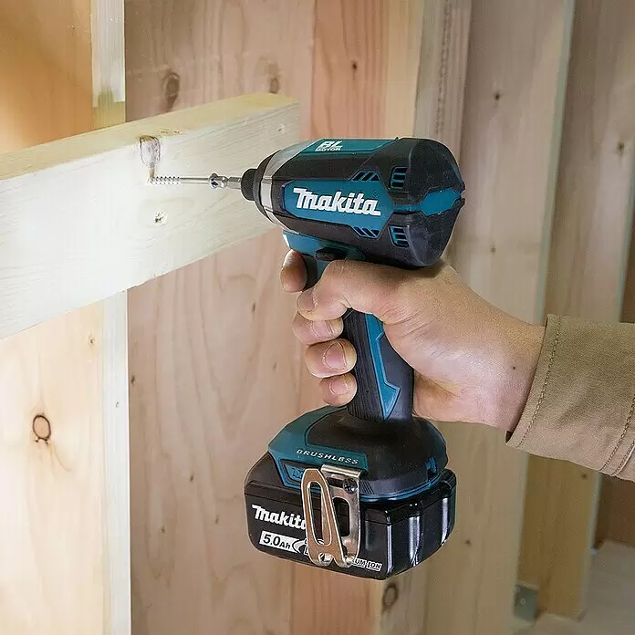 Makita LXT 18V Akku-Schlagschrauber DTD153Z - 18 V, Ohne Akku, 170 Nm - Türkiser und schwarzer Makita Schlagschrauber mit 5,0Ah Akku, von einer Hand gehalten, treibt eine Schraube in einen Holzbalken.