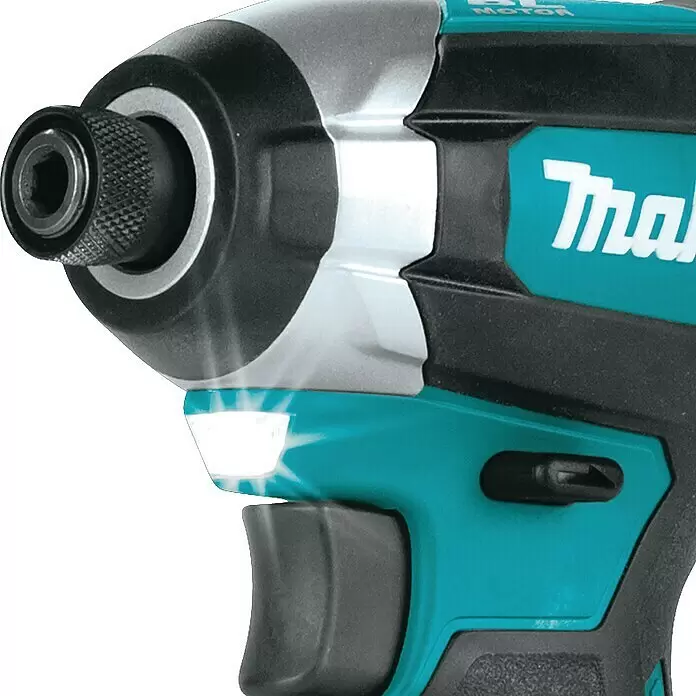 Makita LXT 18V Akku-Schlagschrauber DTD153RTJ - 18 V, 2 Akkus, 5 Ah, 170 Nm - Nahaufnahme eines türkis-schwarzen Makita Schlagschraubers mit silbernem Bohrfutter, heller LED-Leuchte und sichtbarem Logo.