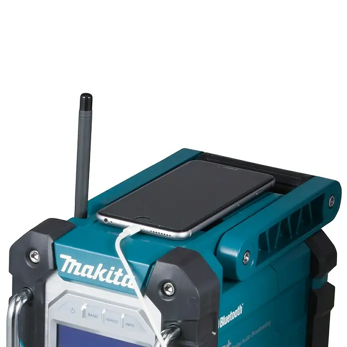 Makita LXT 18V Akku-Baustellenradio DMR112 - 18 V, Ohne Akku, Frequenz: 174.928 - 239.200 MHz (DAB/DAB+) - Nahaufnahme eines Makita-Radios mit einem darauf liegenden Smartphone, das über ein Kabel verbunden ist.