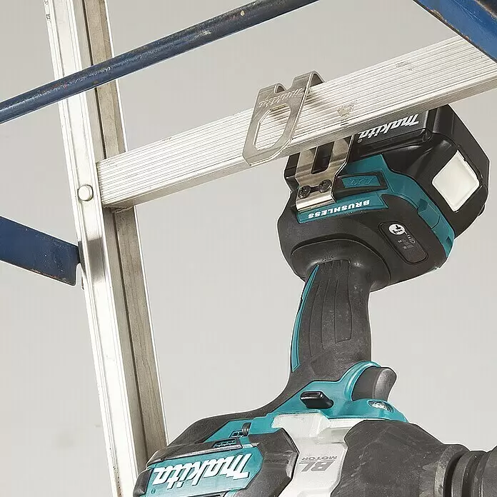 Makita LXT 18V Akku-Schlagschrauber DTW1002Z - 18 V, Ohne Akku - Makita Akku-Werkzeug mit schwarz-türkisem Gehäuse, mit Metallclip an einer Aluminiumleiterstufe hängend.