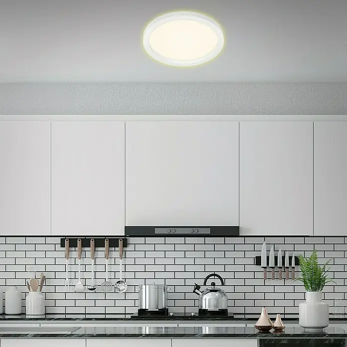 Tween Light LED-Deckenleuchte rund - 18 W, Weiß - Deckenleuchte in einem Küchenbereich. Runde LED-Deckenleuchte mit gelbem Rand, die eine moderne Küchenbeleuchtung bietet.