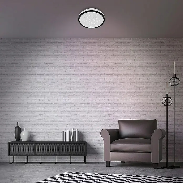 Tween Light LED-Deckenleuchte rund - 10 W, Weiß/Schwarz, Warmweiß - Eine moderne Deckenleuchte mit Sternmuster in einem stilvollen Wohnzimmer. Die Leuchte sorgt für ein angenehmes, warmes Licht.